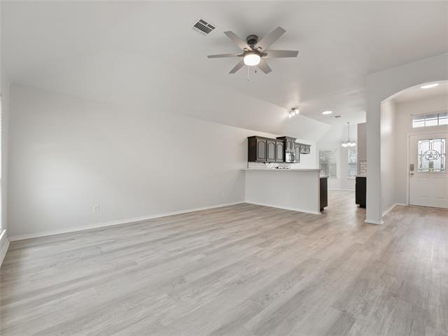 Foto del edificio - 912 Hidden Oaks Dr