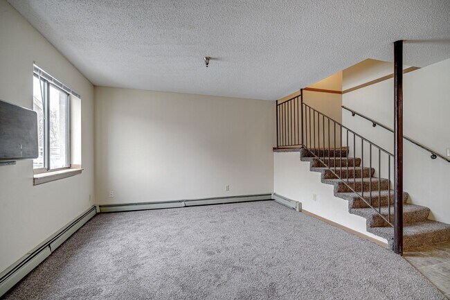 Foto del edificio - 5 bedroom 2 Bathroom 4 level townhome