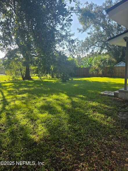 Building Photo - 1927 Delaroche Dr E