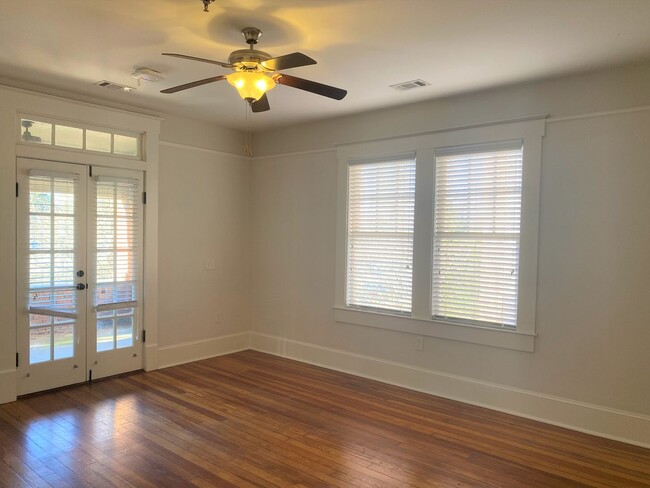 Foto del edificio - Two Bedroom Apartment On Tattnall Square Park