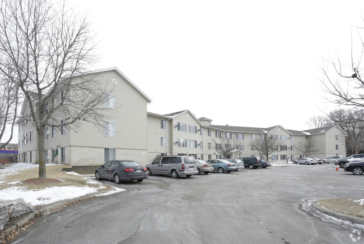 Oak Hills Manor Apartments Circle Pines, MN