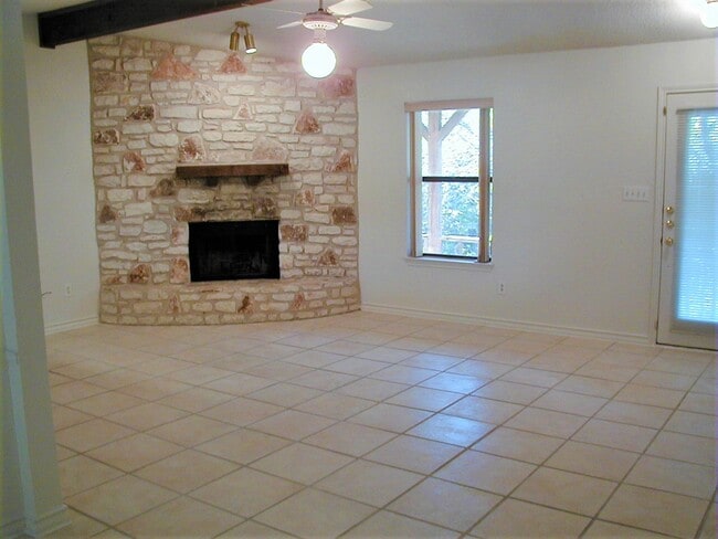 Living roon with vaulted ceiling and great fireplace - 708 El Viejo Camino