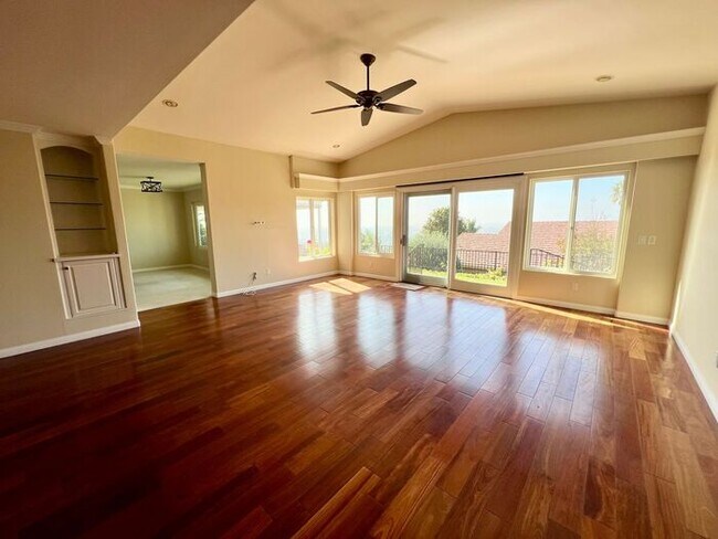 Foto del edificio - Beautiful 4-Bedroom Home with Modern Upgra...