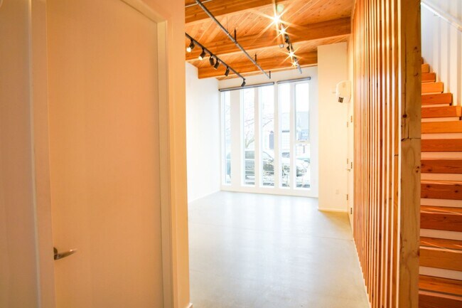 Foto del edificio - Modern Design Live/Work Townhouse in NW Portland!