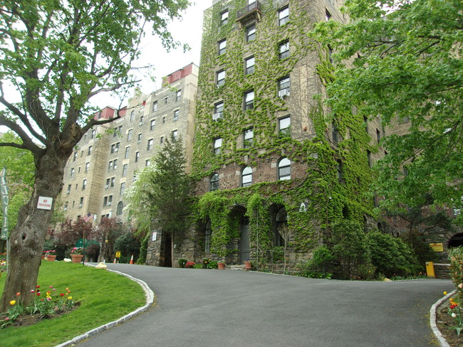 Building Photo - 2728 Henry Hudson Pky