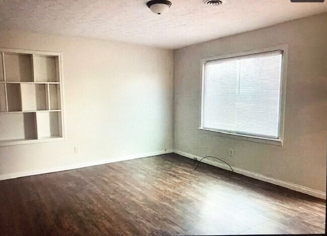 Building Photo - 3 bedroom 1 bath with bonus room and firep...