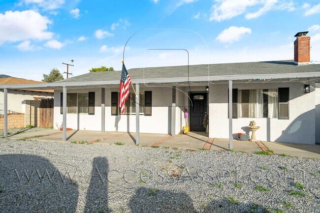 Building Photo - Charming Single-Story 3 Bed/2 Bath duplex ...