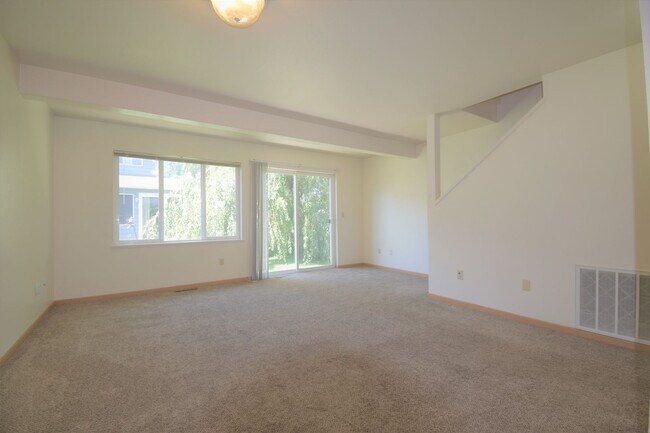 Foto del edificio - 3Bed 1.5Bath Townhouse with GARAGE and Pat...