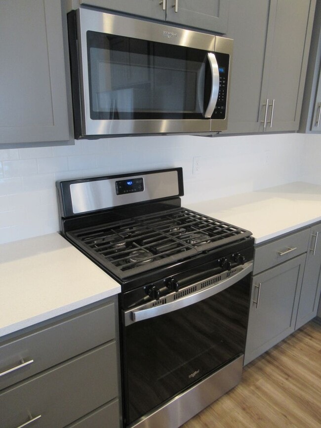 Building Photo - Two Bedroom Townhouse in South Salem