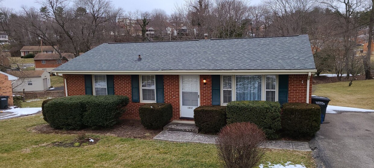 Primary Photo - Classic 4 Bedroom 2 Bath Brick Ranch Locat...