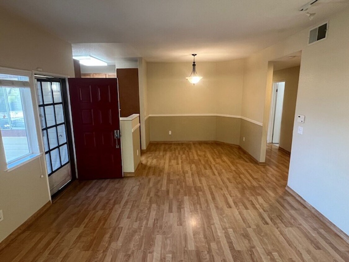 Foto principal - Lovely 3-Bedroom Home in Quiet Hercules Ne...