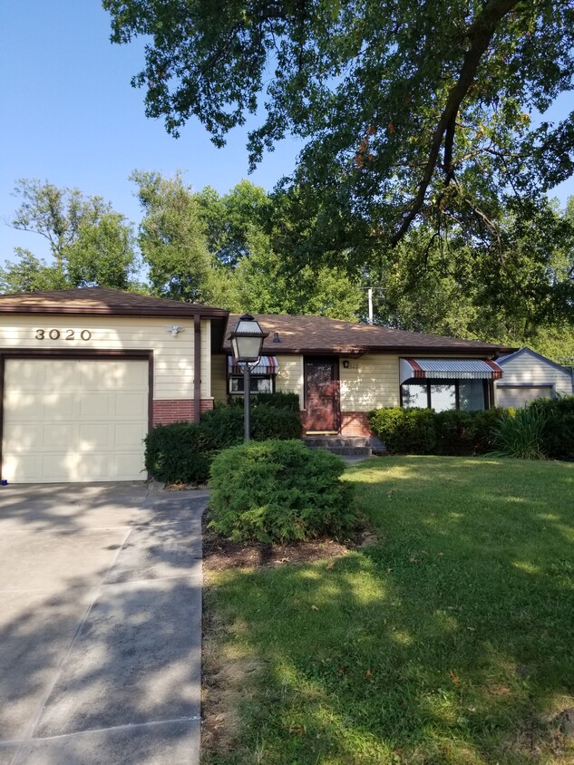 Single stall garage, shaded front yardp - 3020 S 40th St