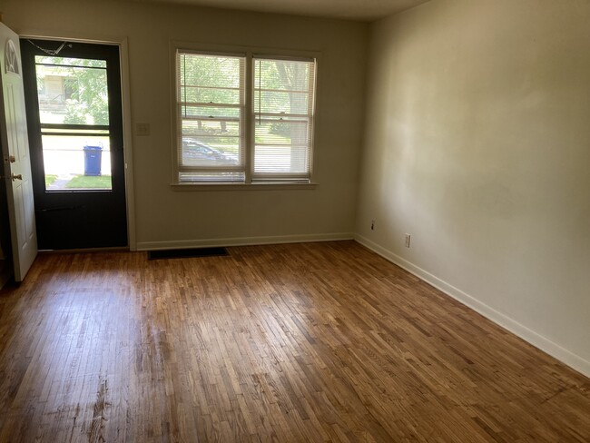 Building Photo - 1112 W Elm St