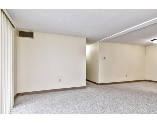 Foto del edificio - 50 Silver Hill Ln