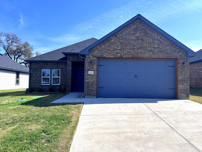 Building Photo - 2213 Beverly Dr