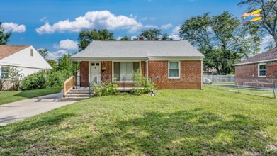 Building Photo - 2208 E Shadybrook Ln