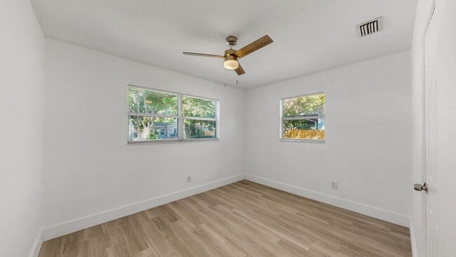 Building Photo - 4 Bedroom / 2 Bath House