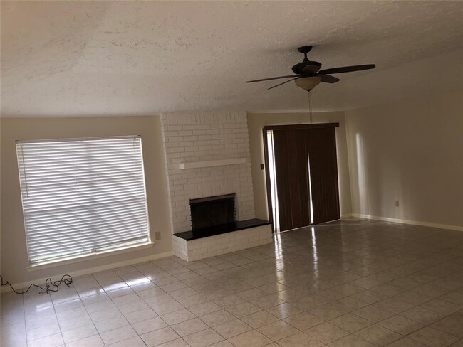 Building Photo - 3638 Fiddlers Green Dr