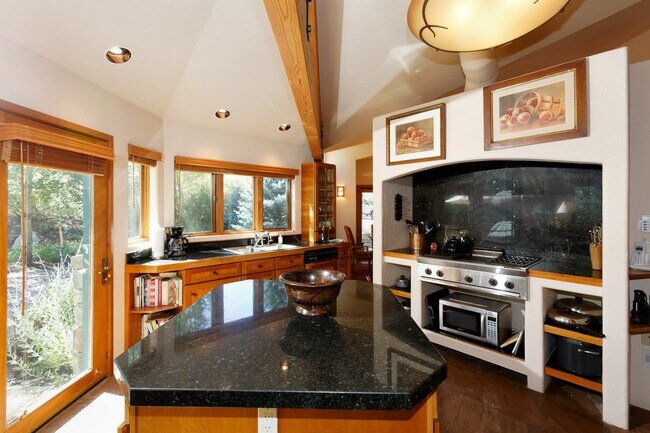 Building Photo - 571 Horse Ranch Dr