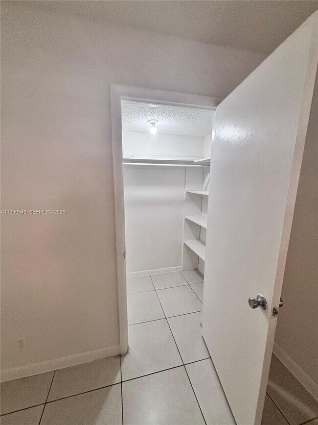 Foto del edificio - 430 Commodore Dr