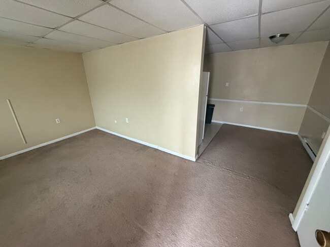 Building Photo - 405 Hillis St