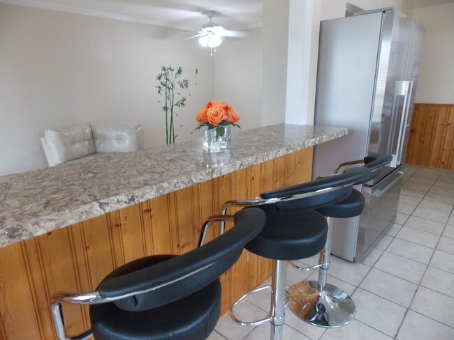 BIG KITCHEN . GRANITE COUNTERS. BREAKFAST BAR SS APPLIANCES - 876 Reytan Blvd