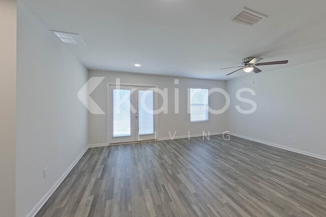 Foto del edificio - 55 Cora Rd