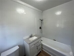 Building Photo - 624 N Roxbury Dr