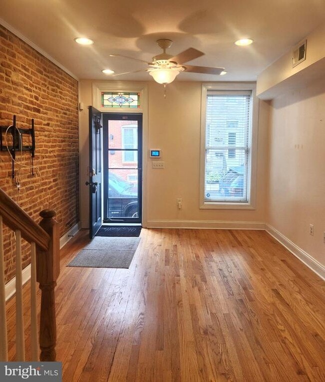 Building Photo - 432 E Clement St
