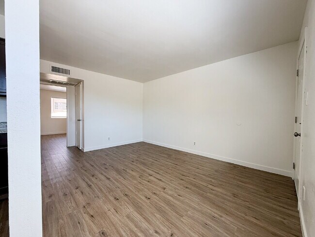 Building Photo - Fully Remodeled 2-Bedroom Townhome in Prim...