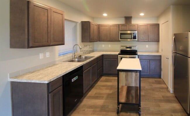 Building Photo - 605 S Cedar Ave