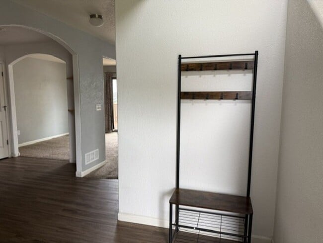 Building Photo - House For Lease
