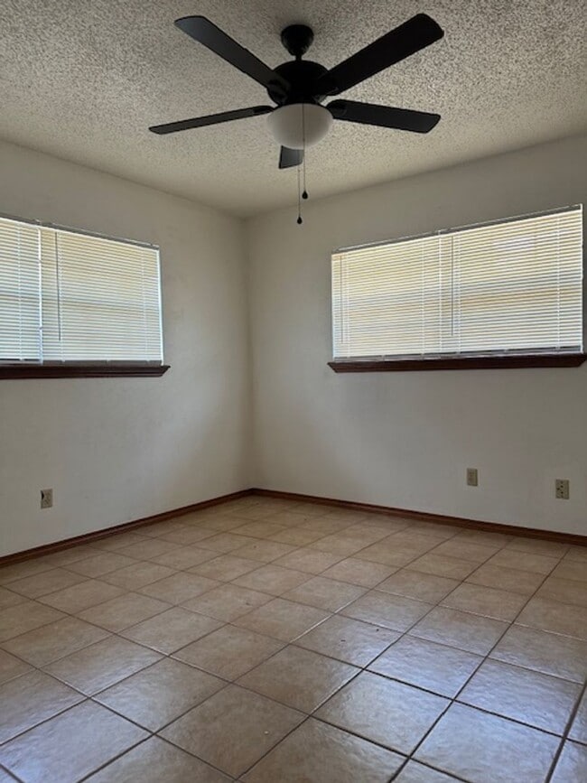 Building Photo - 2310 Hackberry Ave