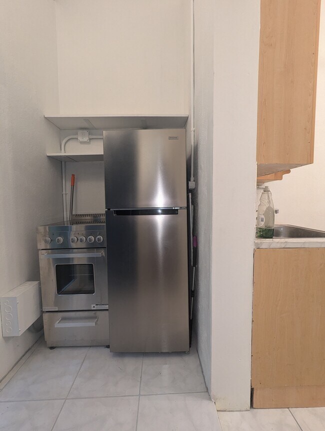 Cocina eléctrica y refrigerador - 2551 Lincoln St