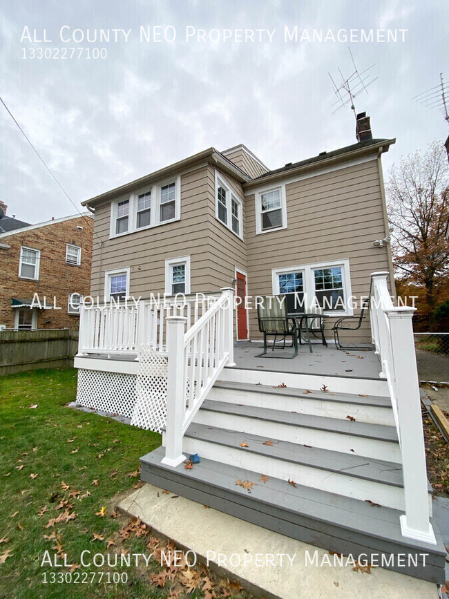 Building Photo - Beautiful 3 bed and 1 1/2 bath with luciou...