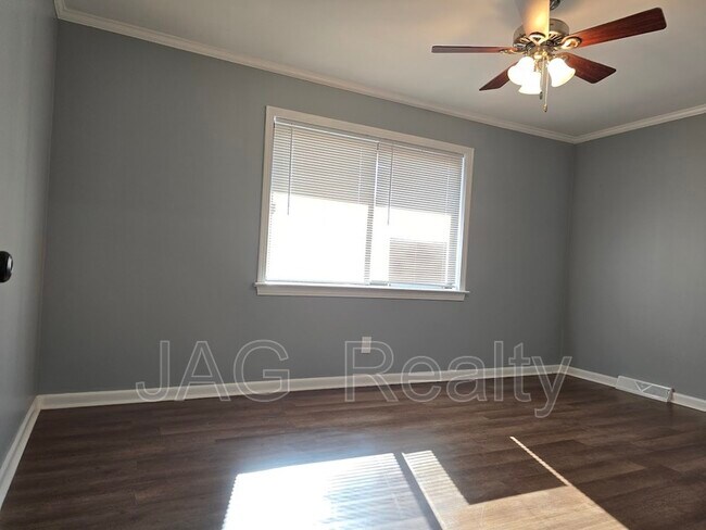 Building Photo - 102 Stewart St NW