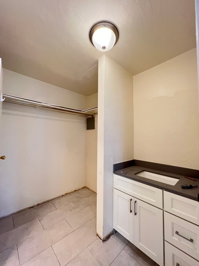 Bathroom/Closet - 2555 Le Conte Ave