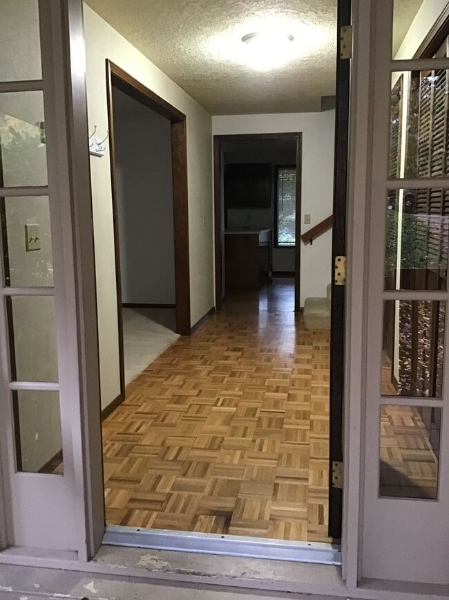 Building Photo - Charming 4 Bed 2.5 Bath Pet Friendly Home.