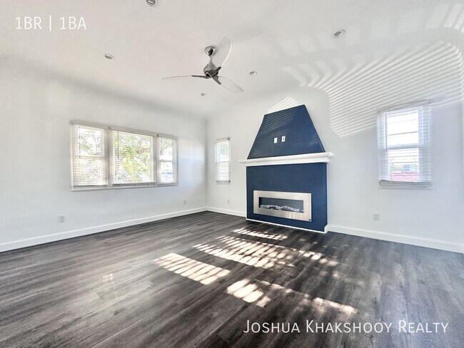 Building Photo - 1416 1/2 S Crest Dr -