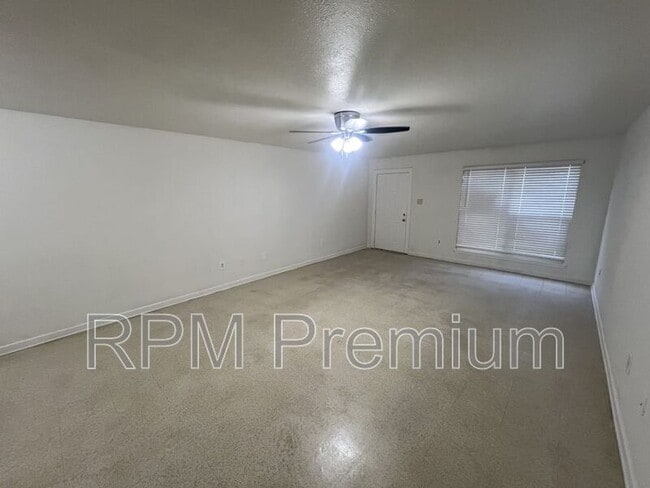 Building Photo - 2150 N Sherwood Forest Dr
