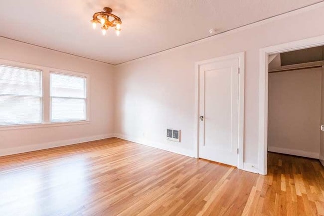 Building Photo - Queen Anne Apartments