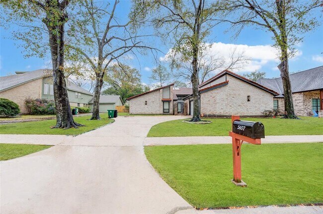 Foto del edificio - 5607 Moss Glenn Ln