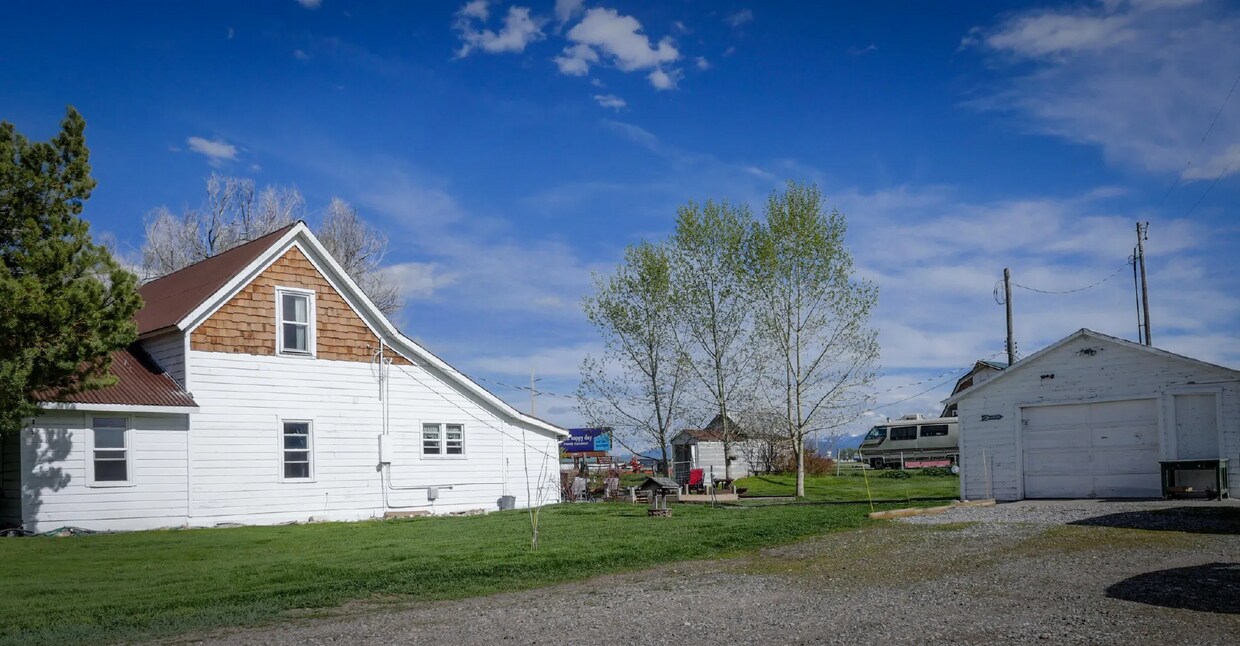Foto principal - Beautiful 3 Bed 2 Bath on Large Property. ...
