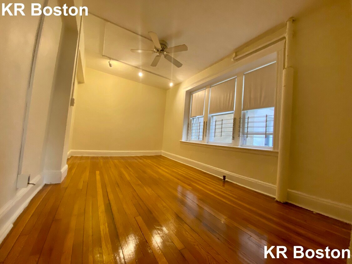 Building Photo - 17 Commonwealth Ave