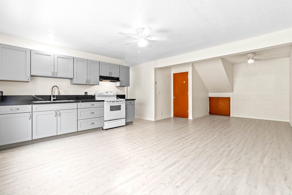 Newly renovated 3/1 with 2 Parking stalls - Newly renovated 3/1 with 2 Parking stalls