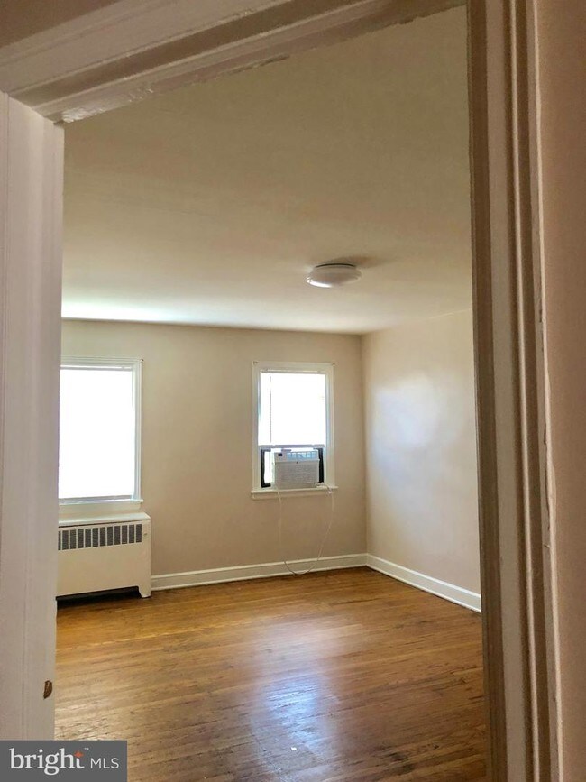 Building Photo - 7415 Woodbine Ave