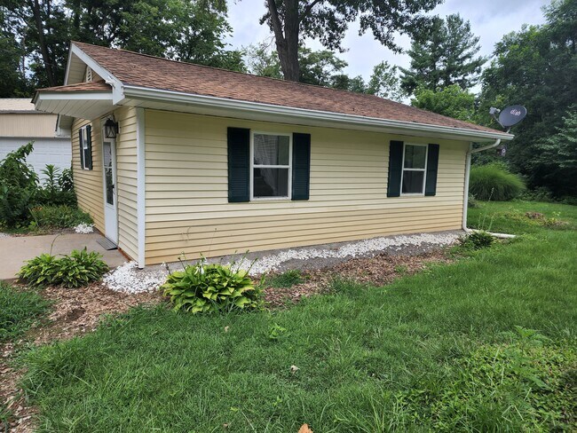 Side view - 6211 Country Club Rd