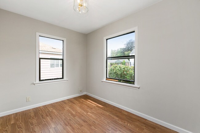 Building Photo - 3441 33rd Ave W