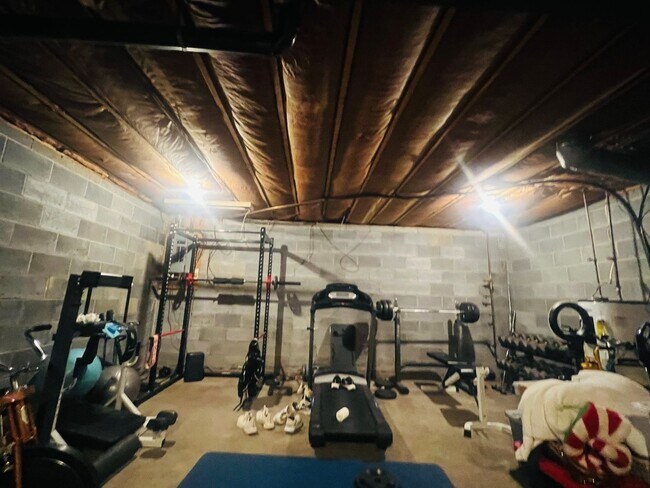 Building Photo - 3 Bedroom/ 1.5 Bath Townhome - Med Center/...