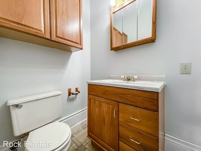 Foto del edificio - 3 br, 1.5 bath House - 28 W 7th Ave